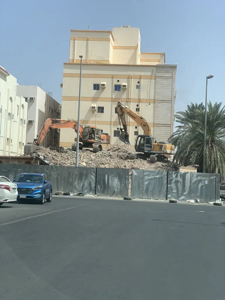 معدات ميدانية في موقع هدم وحفر وإزالة مخلفات